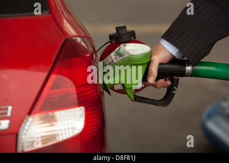 Ravitaillement de la voiture à la station-service Man, pompage manuel, carburant, dans, voiture Banque D'Images