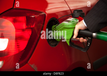 Ravitaillement de la voiture à la station-service Man, pompage, carburant essence, remplissage Banque D'Images