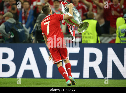 Franck Ribery de Munich est célèbre après avoir remporté la finale de la Ligue des Champions de football de l'UEFA entre le Borussia Dortmund et le Bayern Munich au stade de Wembley à Londres, en Angleterre, 25 mai 2013. Photo : Friso Gentsch/dpa Banque D'Images