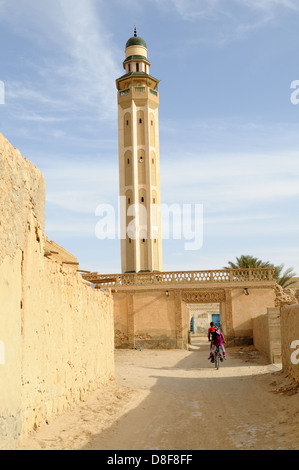 Minaret de la mosquée dans la vieille médina Touzeur Tunisie Banque D'Images