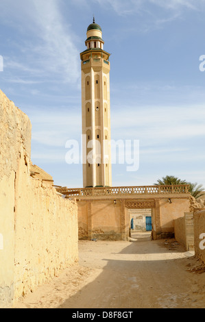 Minaret de la mosquée dans la vieille médina Tozeur Tunisie Banque D'Images