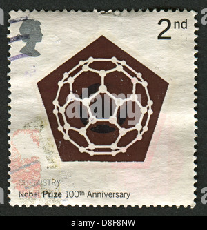 UK - circa 2001 : timbre imprimé au Royaume-Uni montre l'image de la molécule de carbone 60 (chimie), centenaire du Prix Nobel, vers 2001. Banque D'Images