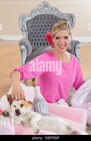 Maja Synke Princesse de Hohenzollern présente sa collection d'animaux. Banque D'Images