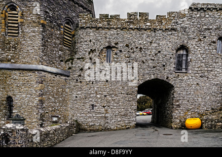 Le 13ème siècle, clocher en pierre et Gatehouse qui est le seul des quatre qui ont été construits, pour survivre, St Davids Banque D'Images