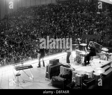 ARCHIV - Blick über die Bühne auf das Publikum während des Auftritts Popgruppe der Britischen les Beatles en der Essener (Archivfoto Grugahalle vom 25.06. 1966). Es war keine "adieu"-Tour, es war nicht als Abschiedskonzert angekündigt. 25,000 fans im kreischende Candlestick Park bei San Francisco konnten am 29. Août 1966 nicht wissen, dass sie als auch die Musikgeschichte en Zeitzeugen würden. Hatten Sie rund 5 Dollar américain gezahlt Eintritt, euh "Les Beatles" bei ihrer vierten US-tournée zu erleben. Heute (Dienstag, 29. 8.) vor 40 Jahren traten John Lennon, Paul McCartney, Ringo Starr und ge Banque D'Images