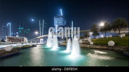 Vue sur la route Sheikh Zayed, au centre-ville de Dubaï, AUX ÉMIRATS ARABES UNIS Banque D'Images