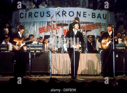 Les Beatles (l-r) George Harrison, Paul McCartney, John Lennon et à l'arrière-plan Ring Starr à la batterie, effectuez dans la couronne de cirque à Munich le 24 juin en 1966 en face de public allemand. Paul McCartney va célébrer son 60e anniversaire le 18 juin en 2002. Banque D'Images