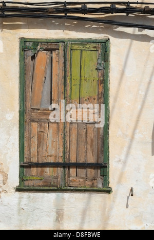 Fenêtre en bois Weatherbeaten obturateur, Minorque, Espagne Banque D'Images