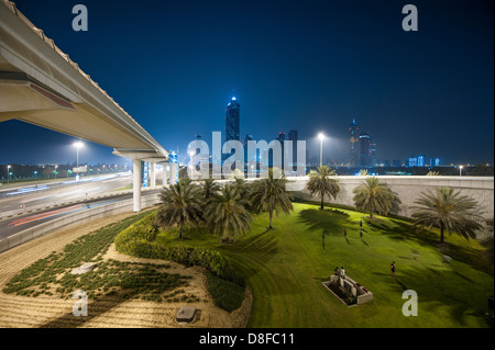 Dubai skyline at Interchange 2 sur la route Sheikh Zayed, EAU Banque D'Images