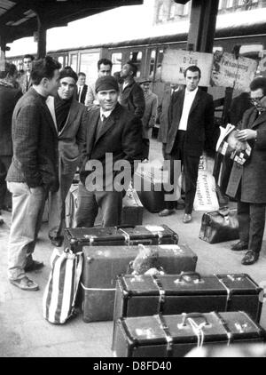 Trois Gastarbeiter italien peu avant leur départ de leur domicile le 6 novembre en 1964 à la gare de Bamberg. Banque D'Images