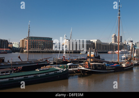 Les chalands amarrés sur la Tamise à Hermitage moorings, Wapping, Londres Banque D'Images