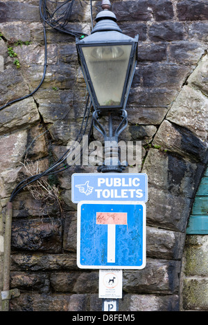 Les toilettes publiques, rue sans issue et l'encrassement chien signes sur une période post-lampe. Banque D'Images