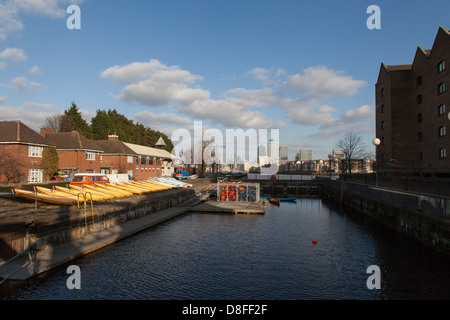 Shadwell Basin Outdoor Activity Centre, Shadwell, est de Londres, Canary Wharf à distance. Banque D'Images