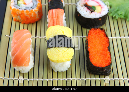 Fait ​​From Sushi de thon sur un plat en bambou,Sushi est un des aliments japonais. Banque D'Images