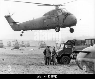 L'exercice militaire américain 'Reforger I' (retour des forces de l'Allemagne') dans Vilseck/Grafenwöhr est en pleine inondation. Le jeudi, 30 janvier 1969, le deuxième jour de l'ensemble des rez-de-exercice a eu lieu. Les attaquants ont pris leur position à l'autoroute (route fédérale) 14 près de Sulzbach/Rosenberg. Un hélicoptère américain survole un camion de l'Armée fédérale. Dans l'arrière-plan, les hélicoptères nous attendre pour leur emploi. Banque D'Images