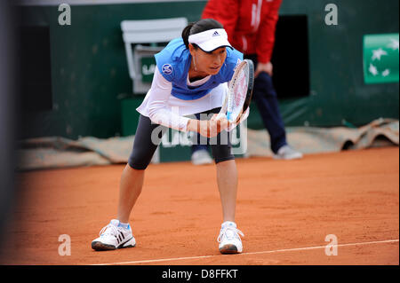 28.05.2013 Paris, France. en action pendant le match entre Samantha Stosur Kimiko Date-Krumm de l'Australie et du Japon au premier tour de l'Open de France de Roland Garros. Banque D'Images