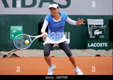 28.05.2013 Paris, France. en action pendant le match entre Samantha Stosur Kimiko Date-Krumm de l'Australie et du Japon au premier tour de l'Open de France de Roland Garros. Banque D'Images