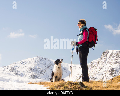 Une femme est tombée sur le côté humide walker à bord en direction de Great Carrs dans le Lake District, Cumbria, Royaume-Uni. Banque D'Images