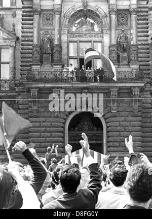 Shah d'Iran, Reza Pahlavi (M, L) et son épouse emperess Farah Diba (l), sur le balcon de l'hôtel de ville de Hambourg le 3 juin en 1967. Banque D'Images