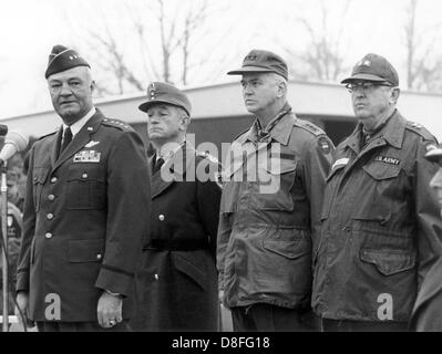 Le général américain HOWELL M. ESTES (gauche) donne un discours de bienvenue pour les soldats de l'armée américaine lors de leur arrivée à l'aéroport de Nuremberg le 20 janvier 1969. Les soldats participent à la manœuvre'REfaussaire, j' - 'Retour des forces de l'Allemagne". Au total, environ 17.000 soldats ont participé à la manœuvre, beaucoup d'entre eux ont été amenés de l'USA à l'Allemagne via air bridge. L'équipement des soldats a déjà été dans des dépôts en Allemagne pour la plupart. On peut voir : (gauche-droite) Estes, le général allemand K. W. Thilo, lieutenant général américain Donald C. Bennett et le major général James T. Nous McGib Banque D'Images