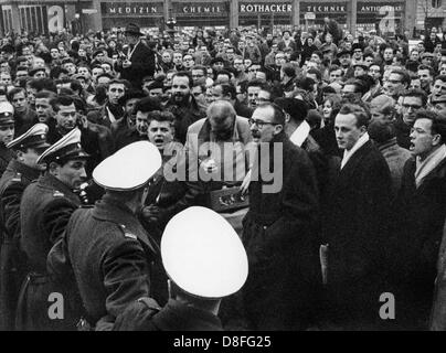 Chorales que protester contre l'arrestation de la "porteurs de signes". Dans l'ensemble, dix personnes ont été arrêtées par la police, qui a effectué des pancartes et des banderoles disant 'Schroeder', 'Oberlaender', 'Reinefarth' et 'Globke' et perturbé l'organisé à Berlin le 18 janvier en 1960. Environ 3 000 étudiants et de nombreux professeurs de l'université de Berlin ouest se sont réunis lors d'une manifestation contre l'antisémitisme et le néo-nazisme à Berlin-Charlottenburg. Après une autre manifestation dix jours plus tôt devant le monument pour les victimes du régime hitlérien, étudiants et professeurs maintenant forme conjointement contre r Banque D'Images