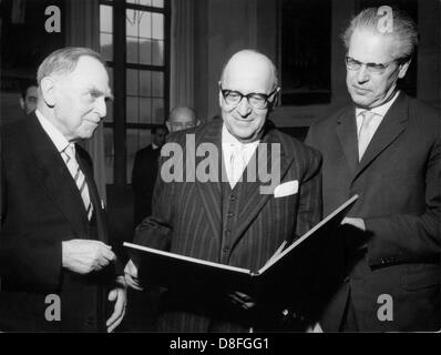 Philosophe et sociologue allemand Max Horkheimer (M) a un regard sur le document de la citoyenneté honoraire, qui a été attribuée le 14 février en 1960. À sa droite le physicien nucléaire et lauréat du prix Nobel Otto Hahn (r) et ministre des affaires culturelles de Hesse Ernst Schütte (l). Horkheimer et Adorno Theodor W. étaient les pères de la théorie critique de l'école de Francfort. Il est né à Stuttgart le 14 février en 1895 et est mort à Nuremberg le 7 juillet en 1973. Banque D'Images