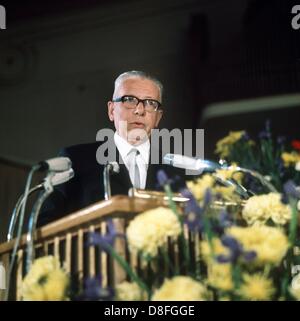 Le président allemand Gustav Heinemann durant son discours à la Journée allemande de la navigation intérieure à Cologne en juillet 1969. Banque D'Images