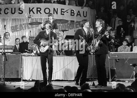 Les Beatles (l-r) George Harrison, Paul McCartney, John Lennon et à l'arrière-plan Ring Starr à la batterie, effectuez dans la couronne de cirque à Munich le 24 juin en 1966 en face de public allemand. Paul McCartney va célébrer son 60e anniversaire le 18 juin en 2002. Banque D'Images