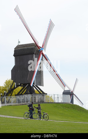 Un moulin à vent à la périphérie de la ville historique de Bruges en Flandre occidentale, Belgique. Banque D'Images