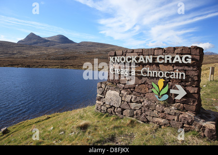 Knockan Crag signer avec culs Mor mountain en arrière-plan Banque D'Images