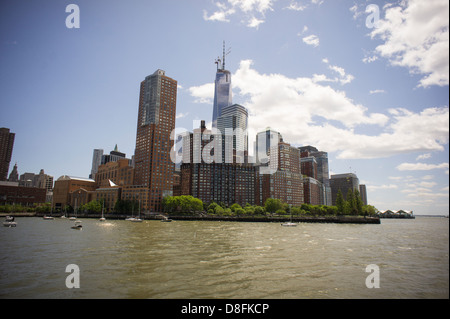 Le World Trade Center en construction s'élève au-dessus des bâtiments de Battery Park City à New York Banque D'Images