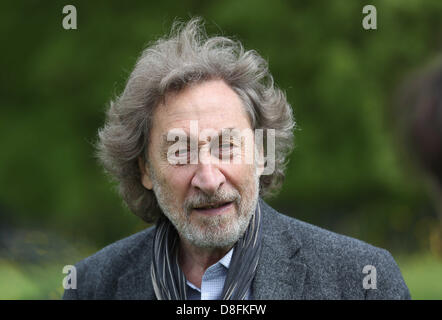 Hay-on-Wye, au Royaume-Uni. 27 mai 2013. Sur la photo : auteur Howard Jacobson lauréat du Prix Bollinger Everyman Wodehouse qui est un prix littéraire de la bande dessinée la littérature, pour son livre, durant le Zoo deux photo-call avec un kune kune-cochon. Re : le Telegraph Hay Festival, Hay on Wye, Powys, Pays de Galles. Credit : D Legakis / Alamy Live News Banque D'Images