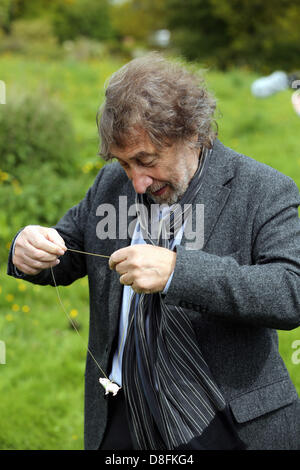 Hay-on-Wye, au Royaume-Uni. 27 mai 2013. Sur la photo : auteur Howard Jacobson lauréat du Prix Bollinger Everyman Wodehouse qui est un prix littéraire de la bande dessinée la littérature, pour son livre, Zoo avec un peu d'rose pendentif porcelet qui lui avait été donné par son épouse Janny De Yong lors du photo-call. Re : le Telegraph Hay Festival, Hay on Wye, Powys, Pays de Galles. Credit : D Legakis / Alamy Live News Banque D'Images