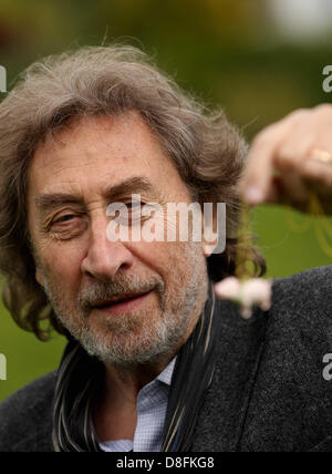 Hay-on-Wye, au Royaume-Uni. 27 mai 2013. Sur la photo : auteur Howard Jacobson lauréat du Prix Bollinger Everyman Wodehouse qui est un prix littéraire de la bande dessinée la littérature, pour son livre, Zoo avec un peu d'rose pendentif porcelet qui lui avait été donné par son épouse Janny De Yong lors du photo-call. Re : le Telegraph Hay Festival, Hay on Wye, Powys, Pays de Galles. Credit : D Legakis / Alamy Live News Banque D'Images