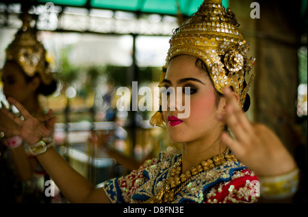 Danse traditionnelle thaïlandaise au sanctuaire d'Erawan à Bangkok. Banque D'Images