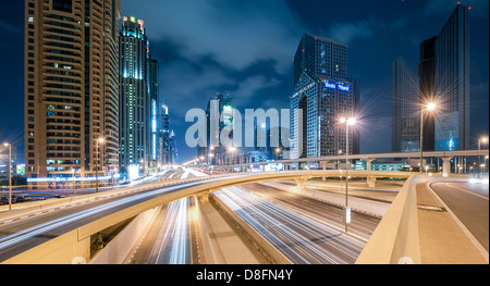 Tours le long de Sheikh Zayed Road, DUBAÏ, ÉMIRATS ARABES UNIS Banque D'Images