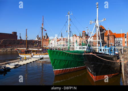 Vieux bateaux de pêche sur l'arrière-plan panorama de Gdansk, Pologne. Banque D'Images