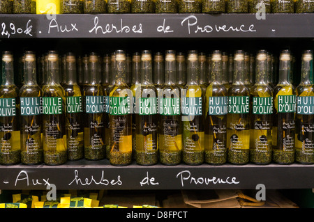 Bouteilles d'huile d'olive aromatisé aux herbes de Provence à vendre dans une boutique dans le sud de la France. Banque D'Images