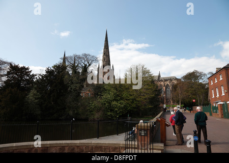 Vue du coin haut-parleurs jusqu'à la rue du Barrage Cathédrale Lichfield Banque D'Images