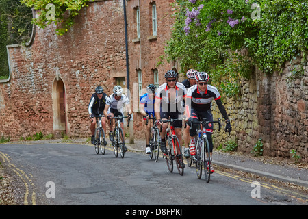 Les cyclistes participant à la côte à l'autre défi Cycle 2013 passer à travers les évêques Lydeard Banque D'Images