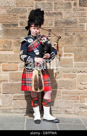 Piper écossais jouant de la cornemuse traditionnelle en costume des Highlands Edinburgh Scotland UK GB EU Europe Banque D'Images