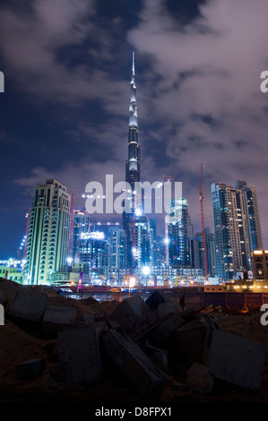 Les sites de construction et grues en face de Burj Khalifa, la nuit, le centre-ville de Dubaï, AUX ÉMIRATS ARABES UNIS Banque D'Images