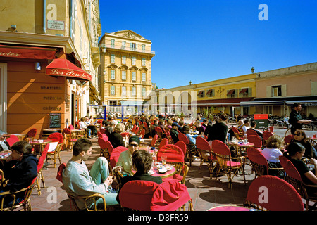 Observer les gens à partir d'un café dans le Cours Saleya, le marché dans la vieille ville de Nice sur la Côte d'Azur, French Riviera Banque D'Images