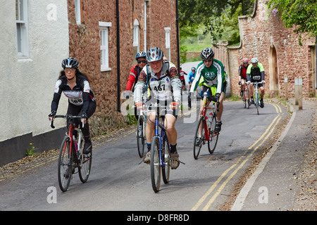 Les cyclistes participant à la côte à l'autre défi Cycle 2013 passer à travers les évêques Lydeard Banque D'Images