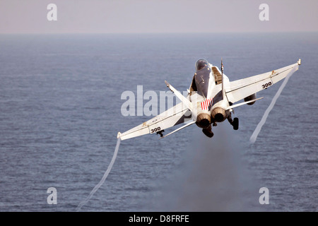 La Marine américaine F/A-18C Hornet lance sur le pont d'envol du porte-avions USS Dwight D. Eisenhower, le 25 mai 2013 dans le Nord de la mer d'Oman. Banque D'Images