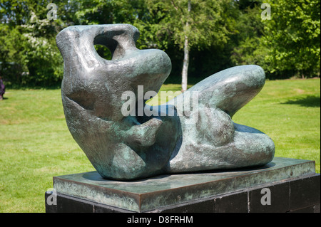 Fondation Henry Moore Perry Green Auguste Rodin Sculpture contemporaine moderne exposition bronze statue Figure inclinables en paquets Banque D'Images