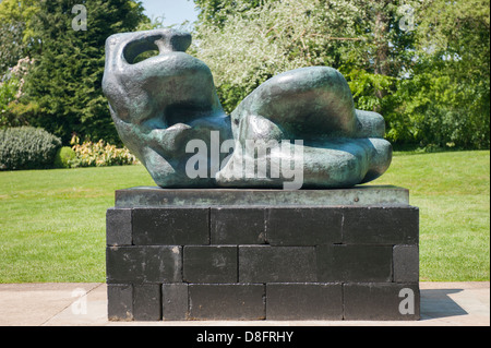 Fondation Henry Moore Perry Green Auguste Rodin Sculpture contemporaine moderne exposition bronze statue Figure inclinables en paquets Banque D'Images