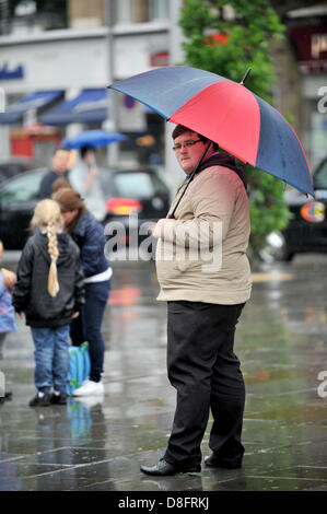 Londres, Royaume-Uni. 28 mai 2013. De fortes précipitations à Londres. Un homme est titulaire d'un parapluie comme la pluie tombe dans South Kensington. Credit : Polly Thomas / Alamy Live News Banque D'Images