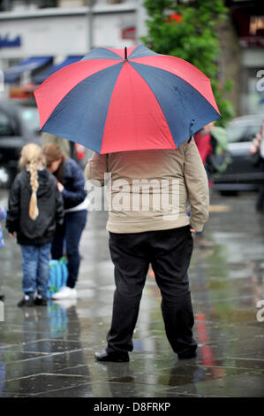 Londres, Royaume-Uni. 28 mai 2013. De fortes précipitations à Londres. Un homme est titulaire d'un parapluie comme la pluie tombe dans South Kensington. Credit : Polly Thomas / Alamy Live News Banque D'Images