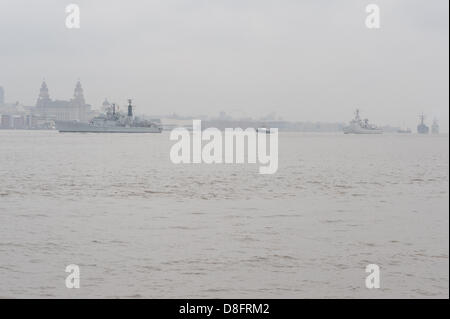 LIVERPOOL, UK, 28 mai 2013. Une flotte de navires de la Marine royale quittent Liverpool après avoir passé le week-end férié dans le cadre du 70e anniversaire de la bataille de l'Atlantique. Crédit : Peter Carr / Alamy Live News Banque D'Images